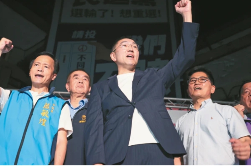 臺(tái)灣基隆市長(zhǎng)謝國(guó)梁（右二）罷免案10月13日投票，結(jié)果未能通過(guò)。（圖源：臺(tái)灣《聯(lián)合報(bào)》）