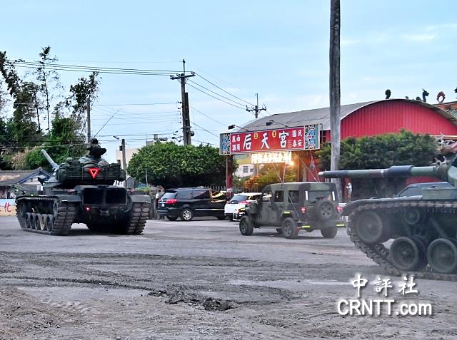 臺(tái)軍坦克車(chē)在宮廟廣場(chǎng)集結(jié)