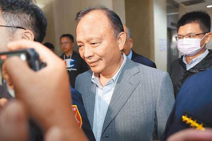 臺(tái)北地檢署偵辦超思與亮采進(jìn)口雞蛋案，28日以被告身分傳喚前農(nóng)業(yè)部長陳吉仲、前中央畜產(chǎn)會(huì)董事長林聰賢、農(nóng)業(yè)部長陳駿季（見圖）3人