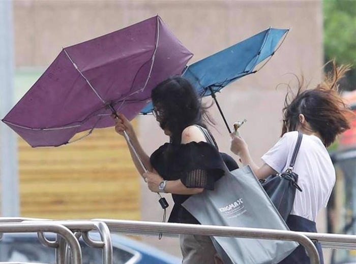 氣象粉專提醒，明天準(zhǔn)備迎接近20年範(fàn)圍最大的登陸颱風(fēng)，全臺都相當(dāng)有感。（本報(bào)資料照片）