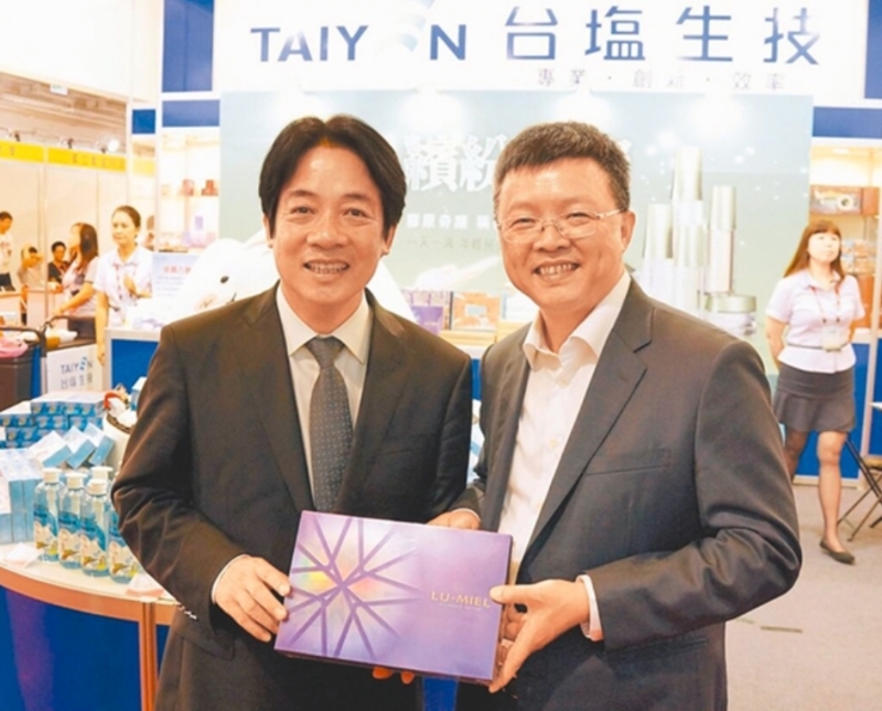 圖為2016年時任臺南市長賴清德（左）與臺鹽前董事長陳啟昱（右）。（圖源：臺灣“中時新聞網”）