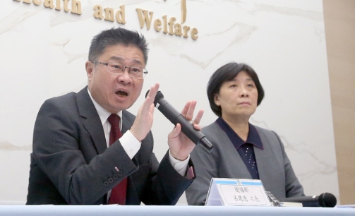衛(wèi)福部霸凌案件頻傳，衛(wèi)福部次長呂建德（左起）及人事處長李玉惠29日召開記者會說明最新調(diào)查結果