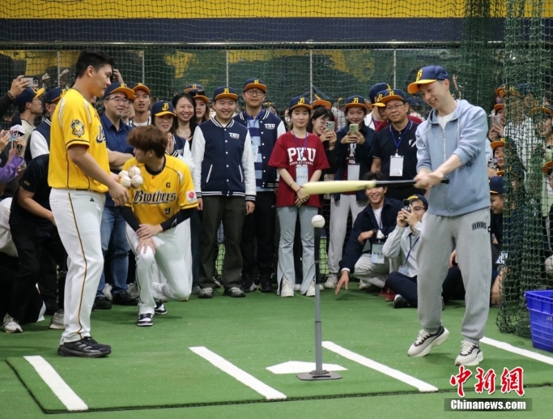 大陸高校師生體驗(yàn)棒球、游覽日月潭