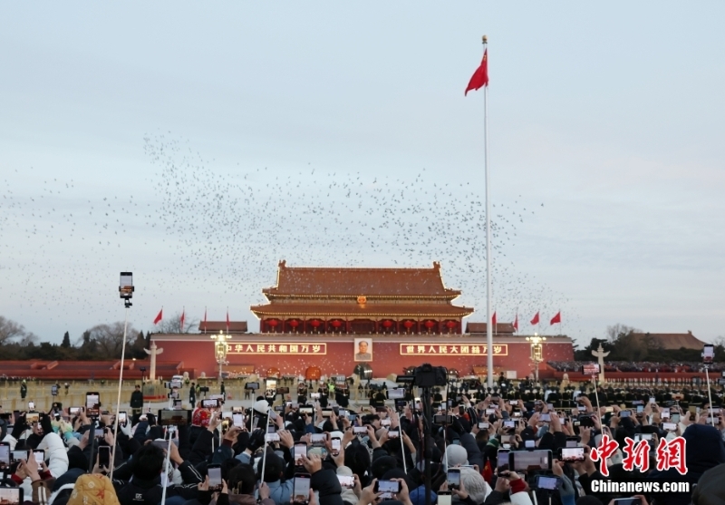 北京天安門(mén)廣場(chǎng)舉行元旦升旗儀式