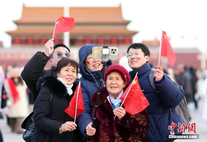 北京天安門(mén)廣場(chǎng)舉行元旦升旗儀式