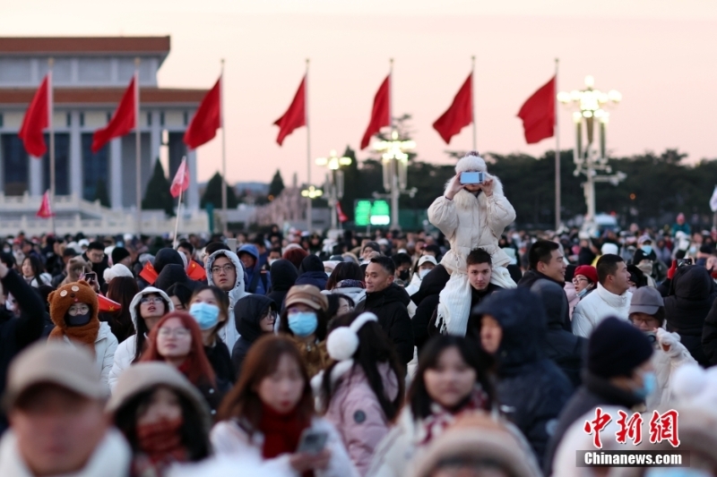 北京天安門(mén)廣場(chǎng)舉行元旦升旗儀式
