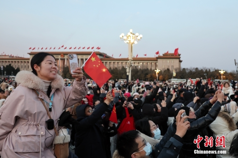 北京天安門(mén)廣場(chǎng)舉行元旦升旗儀式