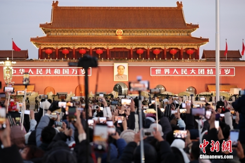 北京天安門(mén)廣場(chǎng)舉行元旦升旗儀式