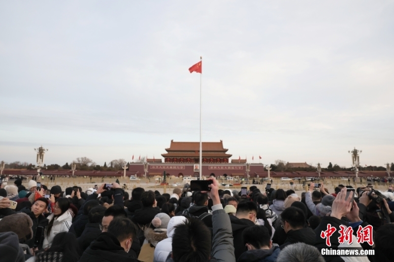 北京天安門(mén)廣場(chǎng)舉行元旦升旗儀式