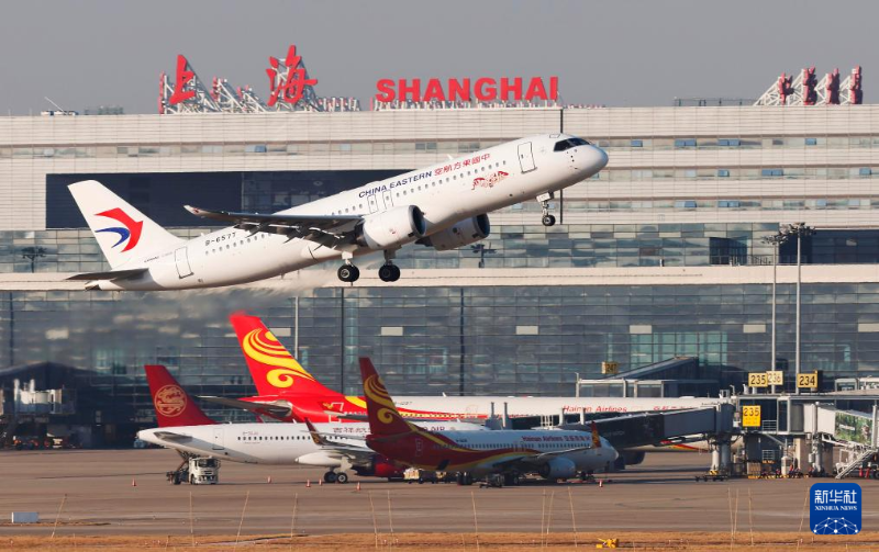 1月1日，東航C919執(zhí)飛的MU721航班從上海虹橋機場起飛。新華社發(fā)（東方航空供圖）