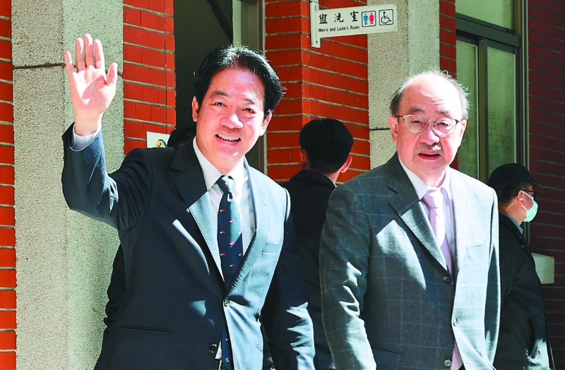 臺當(dāng)局立法機(jī)構(gòu)民進(jìn)黨黨團(tuán)總召柯建銘（右）主張“雙罷”，但身兼民進(jìn)黨主席的臺灣地區(qū)領(lǐng)導(dǎo)人賴清德稱尚有其他程序能努力。（圖源：臺灣“聯(lián)合新聞網(wǎng)”）