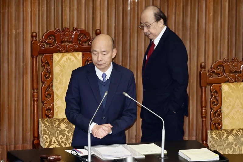 臺當(dāng)局立法機(jī)構(gòu)負(fù)責(zé)人韓國瑜（左）、民進(jìn)黨黨團(tuán)總召柯建銘（右）。（圖源：臺灣“聯(lián)合新聞網(wǎng)”）