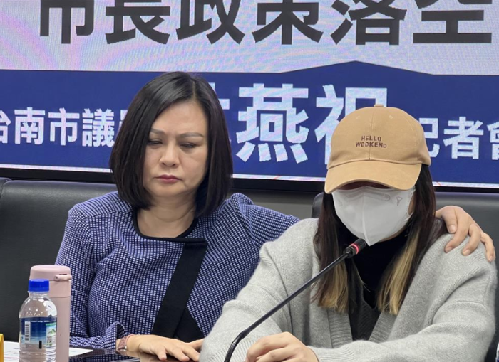 臺(tái)南市議員林燕祝（左）10日找來(lái)受虐童家長(zhǎng)（右）到場(chǎng)控訴幼兒園不當(dāng)管教