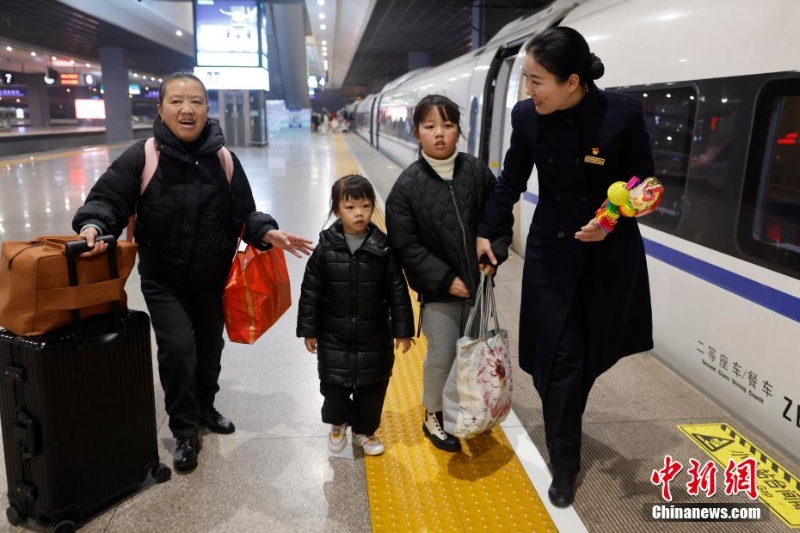 2025年春運(yùn) 長(zhǎng)三角地區(qū)開(kāi)出首趟臨時(shí)旅客列車(chē)