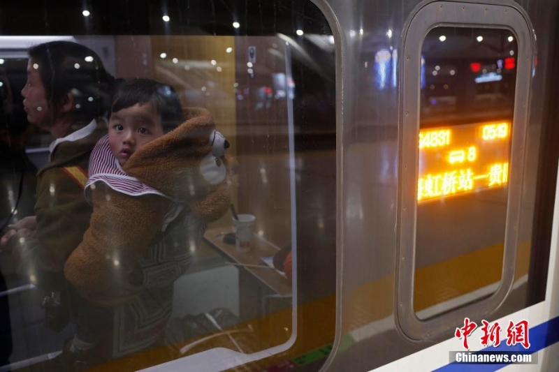 2025年春運(yùn) 長(zhǎng)三角地區(qū)開(kāi)出首趟臨時(shí)旅客列車(chē)