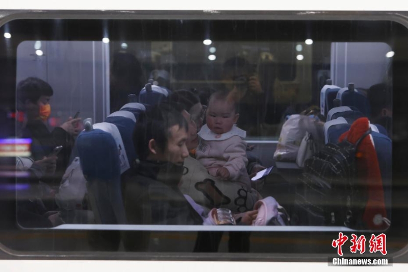 2025年春運(yùn) 長(zhǎng)三角地區(qū)開(kāi)出首趟臨時(shí)旅客列車(chē)