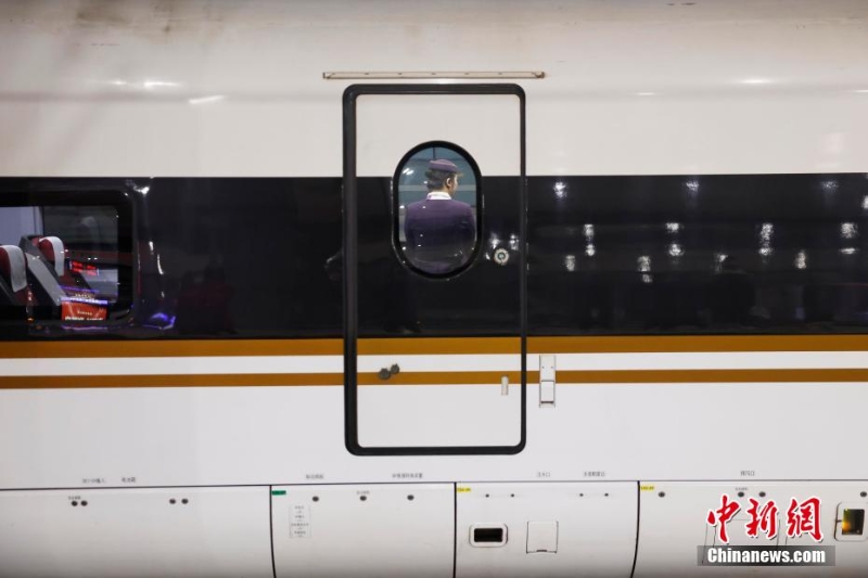 2025年春運(yùn) 長(zhǎng)三角地區(qū)開(kāi)出首趟臨時(shí)旅客列車(chē)