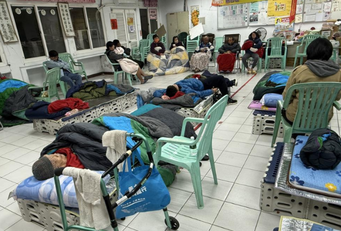 受災(zāi)戶在緊急收容中心，徹夜未眠