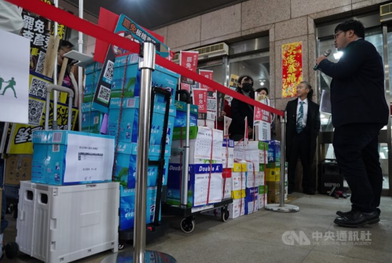 民進(jìn)黨不堪在臺(tái)立法機(jī)構(gòu)連連挫敗，在島內(nèi)發(fā)動(dòng)“大罷免潮”。圖為罷免團(tuán)體前往臺(tái)選務(wù)部門(mén)送件。（圖源：臺(tái)灣“中央社”）