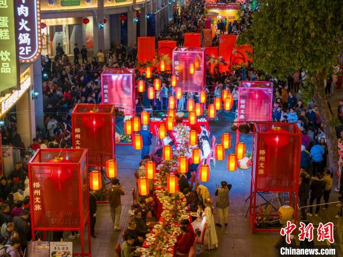 實拍廣西梧州元宵文旅團(tuán)圓晚宴民眾品美食賞美景