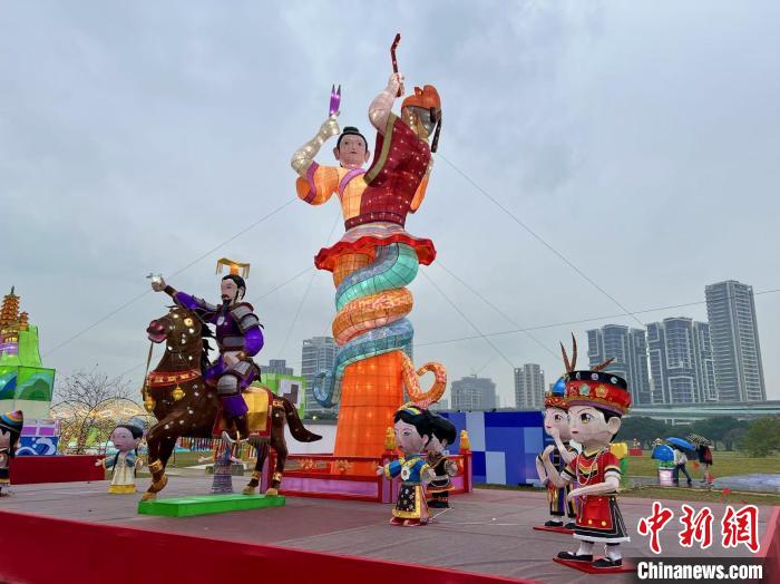 2月12日是乙巳年元宵節(jié)，新北市“靈蛇獻瑞 一起PLAY”燈會上，展出來自江蘇省的花燈。中新社記者 路梅 攝