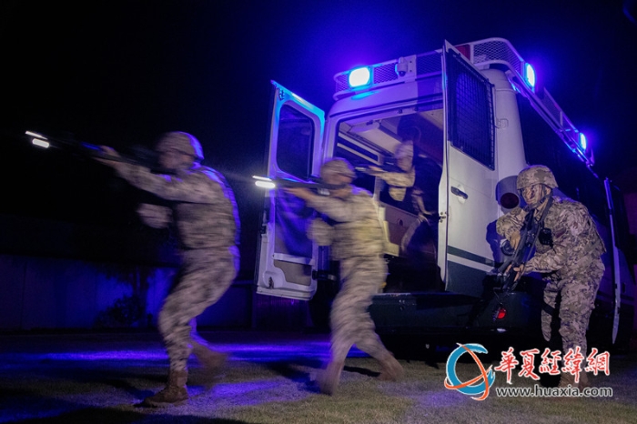 圖1：武警官兵迅速出動(dòng)。_副本
