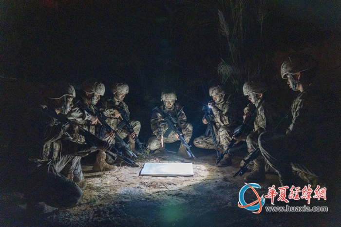 圖2：武警官兵在制定作戰(zhàn)計(jì)劃。_副本