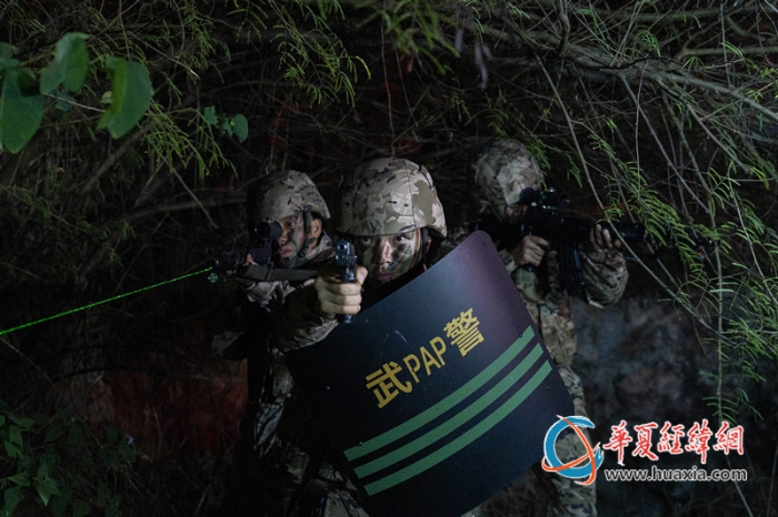 圖3：武警官兵交替掩護(hù)搜索目標(biāo)。_副本
