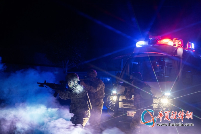 圖5：武警官兵掩護(hù)隊(duì)友追擊目標(biāo)。_副本