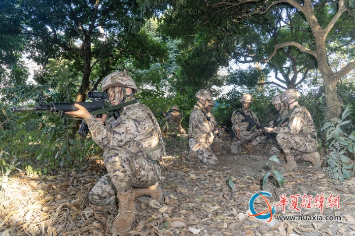 1、 武警官兵利用無人機偵察戰(zhàn)場環(huán)境。_副本