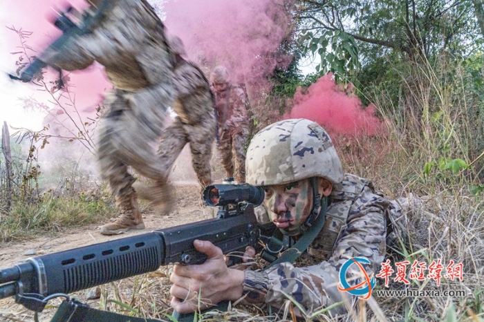 2、武警官兵快速出動。_副本