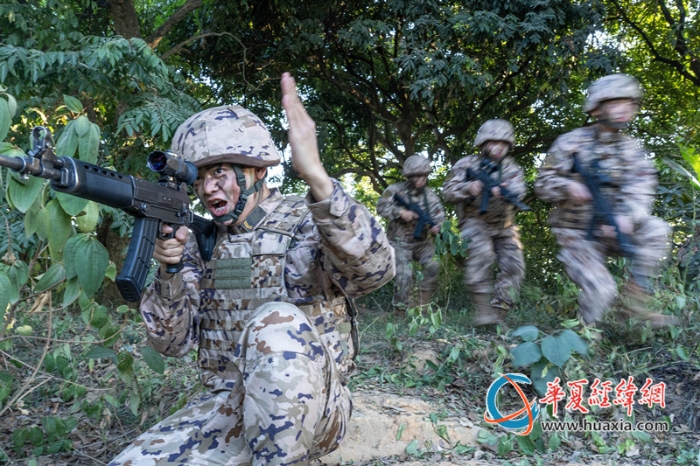 4、武警官兵交替掩護快速出動。_副本