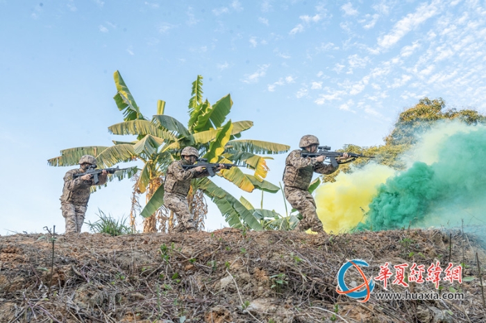 5、武警官兵沿山路搜索追擊。_副本