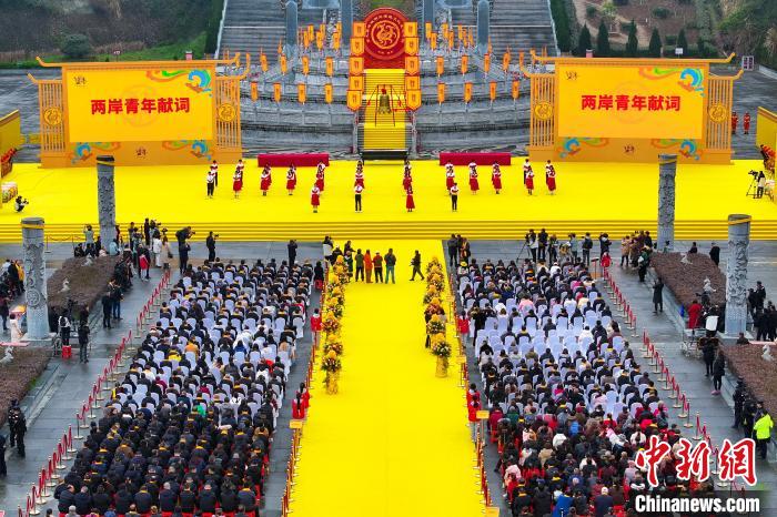 9日，兩岸青年在第九屆海峽兩岸嫘祖文化交流活動(dòng)開(kāi)幕式上獻(xiàn)詞。中新社記者 劉忠俊 攝