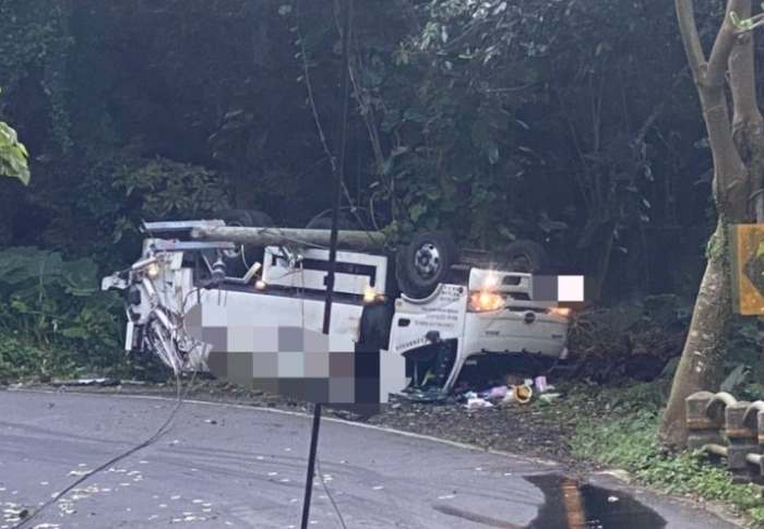 臺北市士林區(qū)文化大學后山“垃圾車”撞電桿翻車