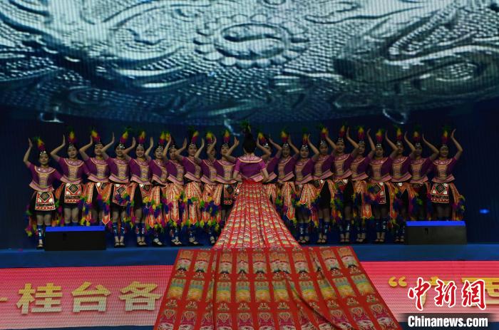 圖為大聯(lián)歡活動現(xiàn)場舞蹈《樣樣美》表演。中新網(wǎng)記者 蔣雪林?jǐn)z