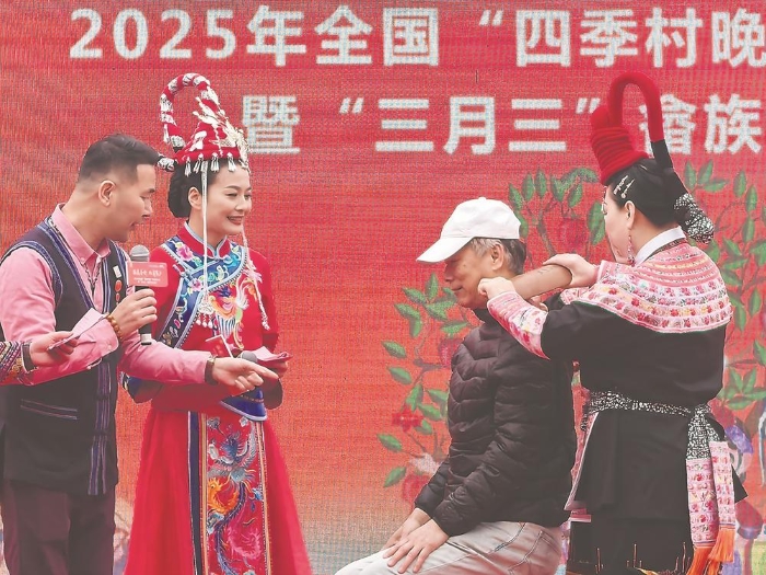 臺胞體驗(yàn)畬醫(yī)畬藥。記者 王毅 攝（來源：福建日報(bào)）