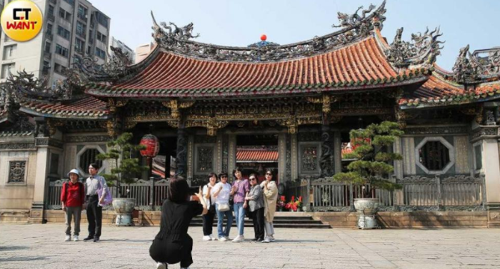 圖為國際旅客觀光景點龍山寺