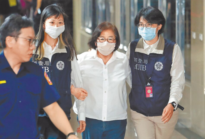 國民黨臺北市黨部主委黃呂錦茹17日深夜移送北檢復(fù)訊