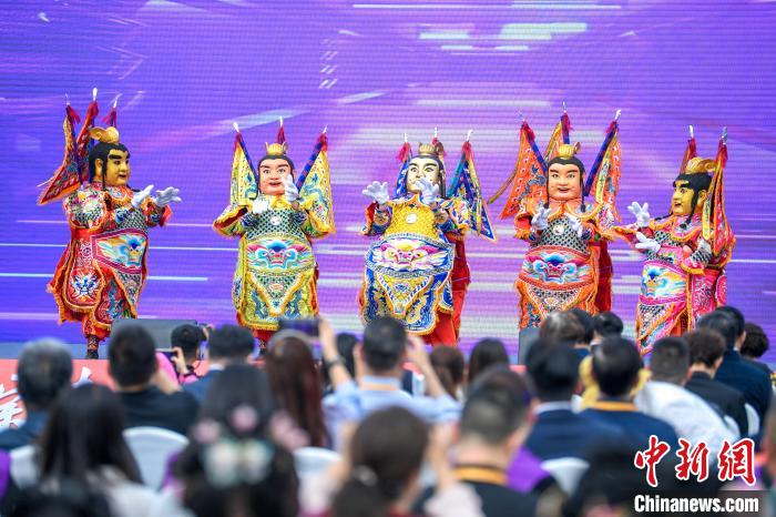 圖為臺(tái)灣圣義龍獅團(tuán)帶來(lái)的表演《電音三太子》。記者 劉忠俊 攝