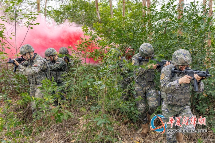 1、2025年4月16日，武警官兵進(jìn)行小組交替掩護(hù)搜索。_副本
