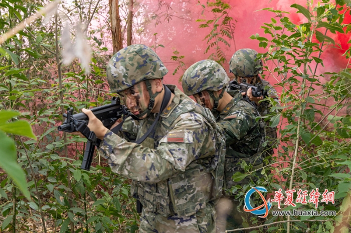 3、2025年4月16日，武警官兵進(jìn)行戰(zhàn)術(shù)協(xié)同搜索_副本