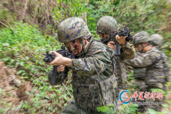 5、2025年4月16日，武警官兵進(jìn)行小組協(xié)同搜索_副本
