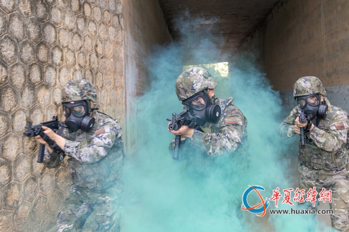 6、2025年4月16日，武警官兵穿越毒區(qū)追擊目標(biāo)_副本