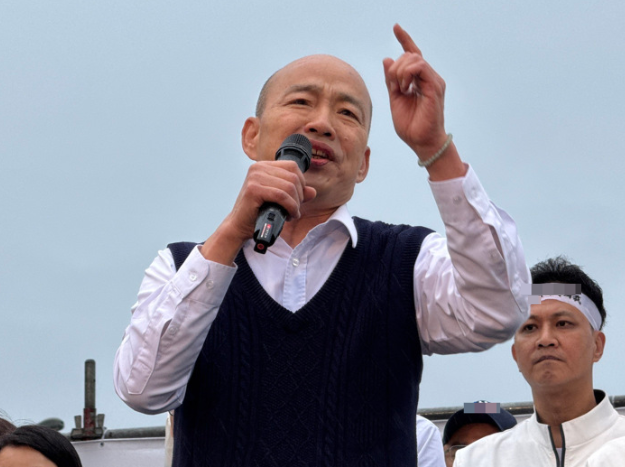 國(guó)民黨26日在凱道舉行“戰(zhàn)獨(dú)裁，凱道一起站出來(lái)！”活動(dòng)，立法院長(zhǎng)韓國(guó)瑜上臺(tái)致詞