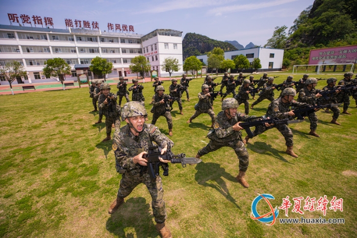 2、官兵進行刺殺訓(xùn)練。施晨洲 攝 _副本