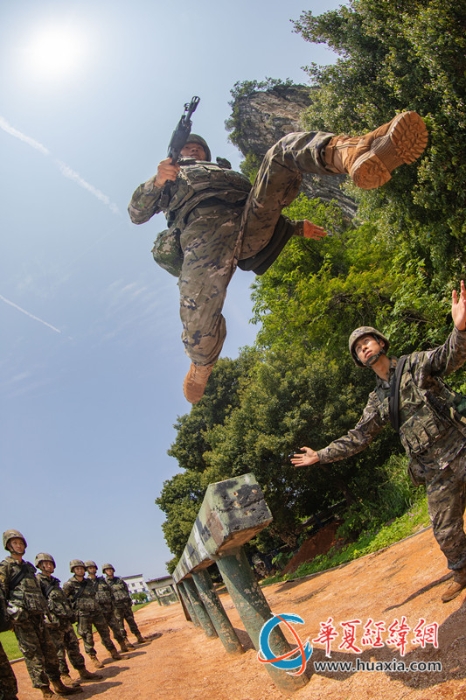4、官兵開展實裝200米障礙訓(xùn)練，圖為官兵通過獨木橋。農(nóng)文尖 攝_副本
