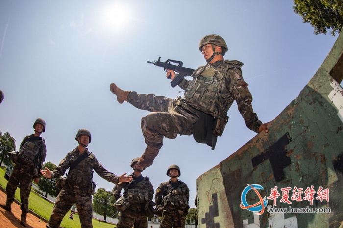 5、官兵開展實裝200米障礙訓(xùn)練，圖為官兵翻越矮墻。農(nóng)文尖 攝_副本
