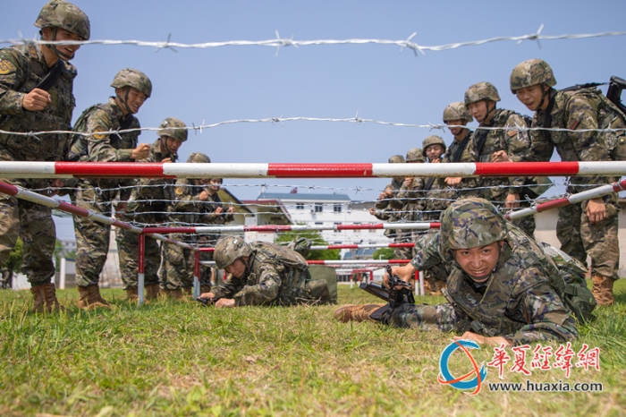 6、圖為武警官兵開展戰(zhàn)術(shù)基礎(chǔ)訓(xùn)練。（施晨洲 攝）_副本