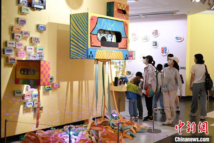 廣東美術館2025收藏童年系列展吸引參觀者